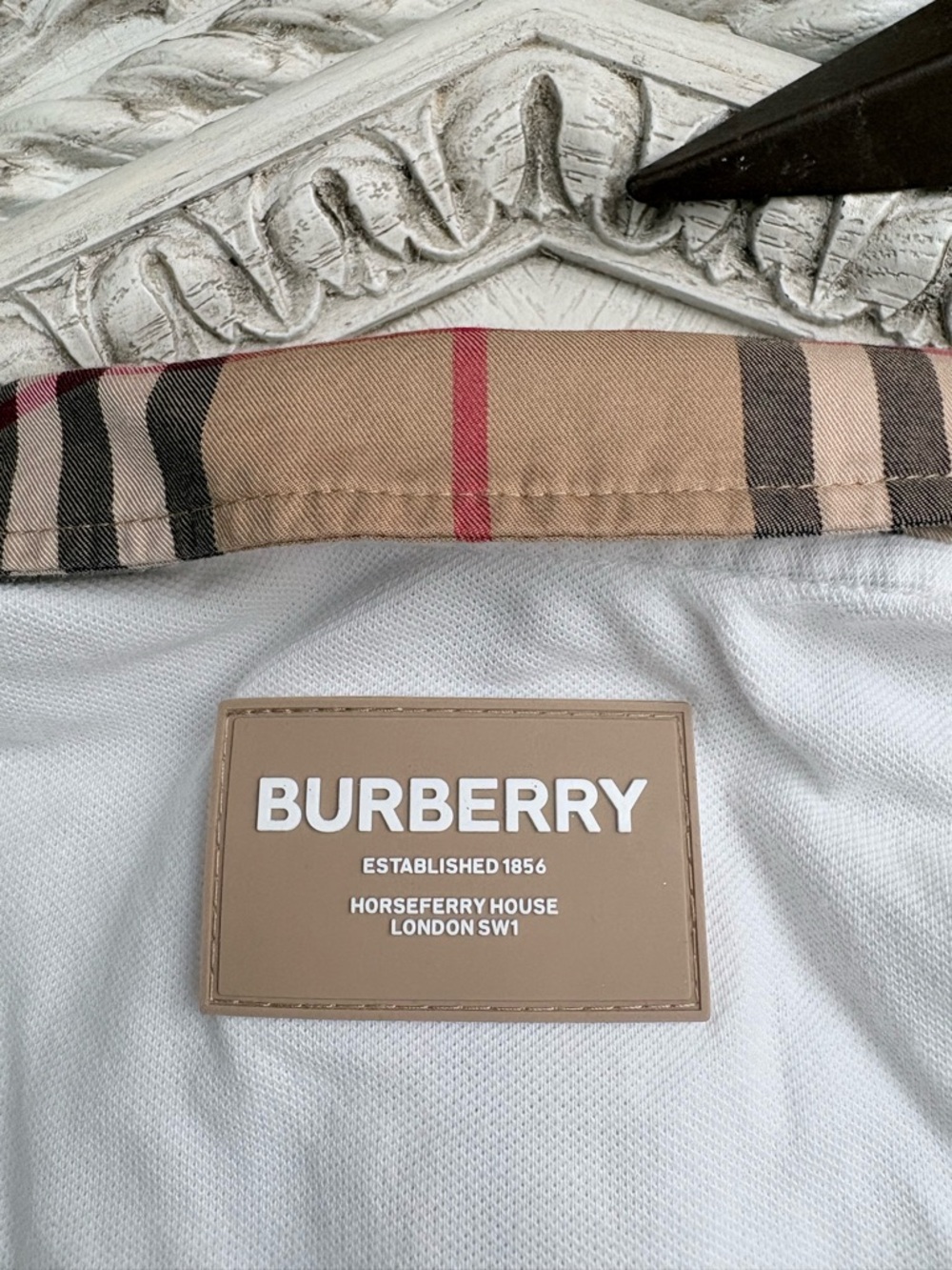 Burberry White Baby Dress with Iconic Beige Check Accents - Picture 5 of 5
